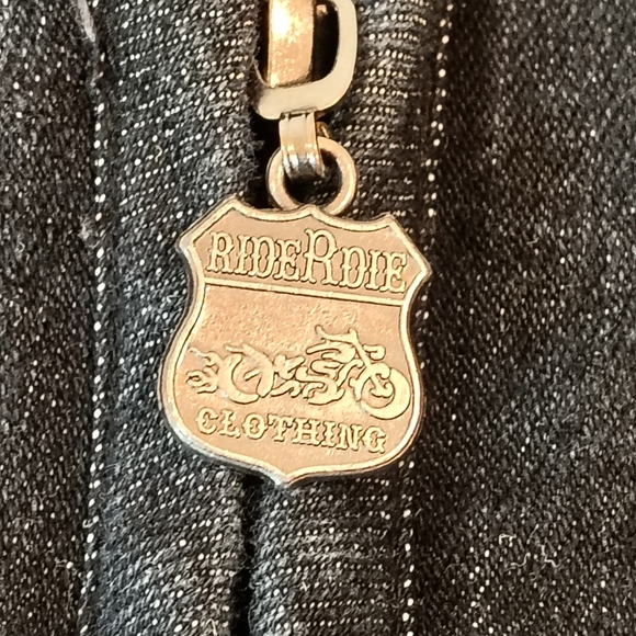 RIDERDIE WOMEN'S MEDIUM SKULL & WINGS SLEEVELESS ZIPPERED EMBROIDERED BIKER TOP - Picture 5 of 9